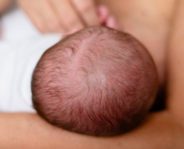 Allattamento di Notte: Consigli Pratici per Dormire Meglio e Nutrire con Serenità