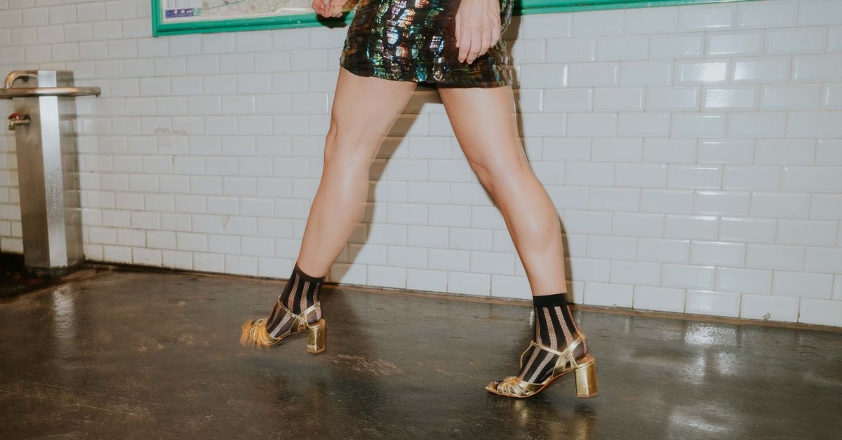 Brilla con Stile: Idee di Outfit per Scarpe Metallizzate dal Giorno alla Sera
