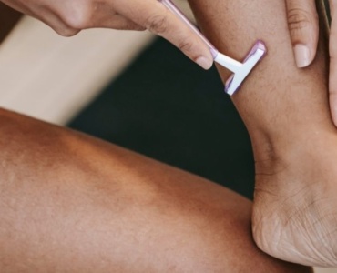 Pelle liscia dopo la depilazione: come prevenire e calmare la follicolite