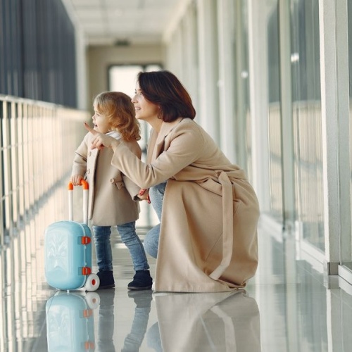 Volare con i bambini senza stress: consigli pratici per un viaggio sereno