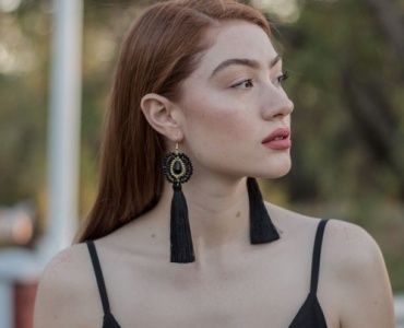 Orecchini Perfetti per un Viso Lungo: Idee di Stile per Valorizzare i Lineamenti
