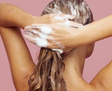 Capelli Biondi e Senza Riflessi Gialli: Guida Pratica all’Uso dello Shampoo Viola