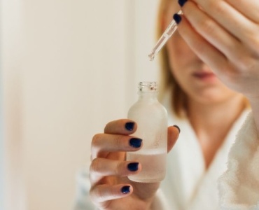 Pelle più luminosa in pochi passi: guida all’esfoliazione con l’acido glicolico per il viso