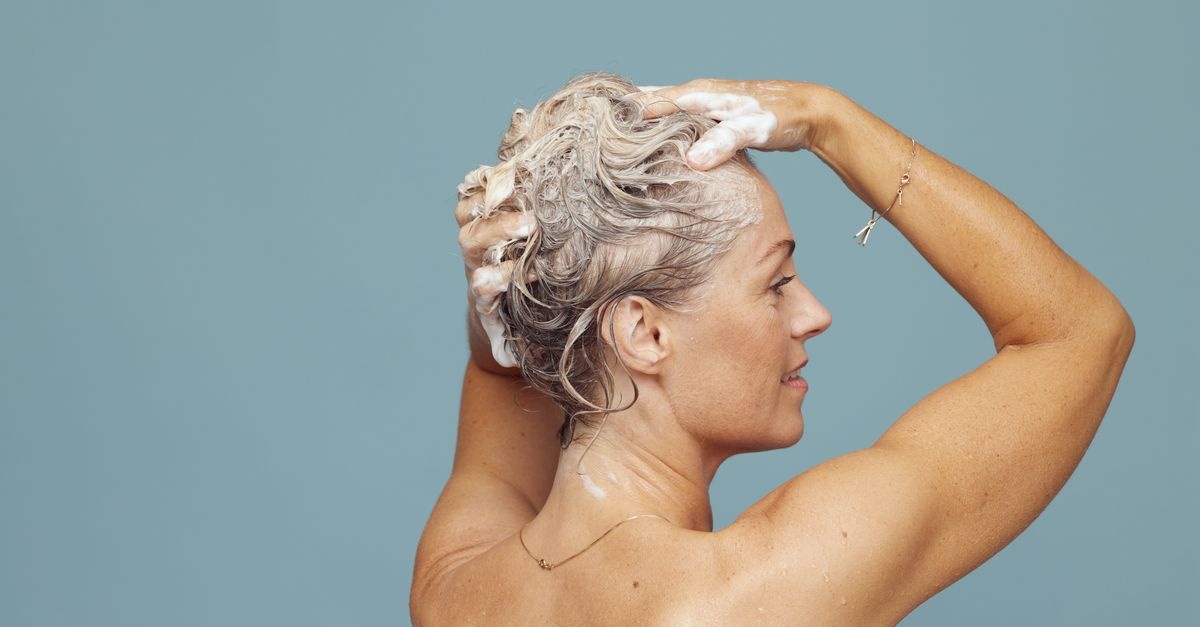 Il segreto per capelli più forti e luminosi: il trattamento pre‑shampoo che cambia tutto