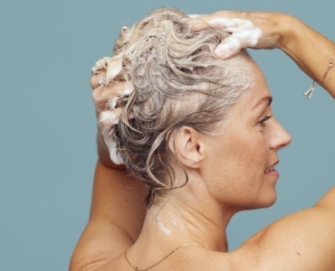 Il segreto per capelli più forti e luminosi: il trattamento pre‑shampoo che cambia tutto