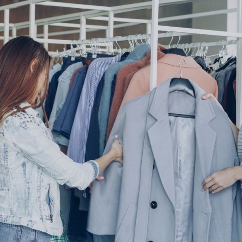 Le tendenze fashion donna da non perdere: colori, tagli e must-have della stagione