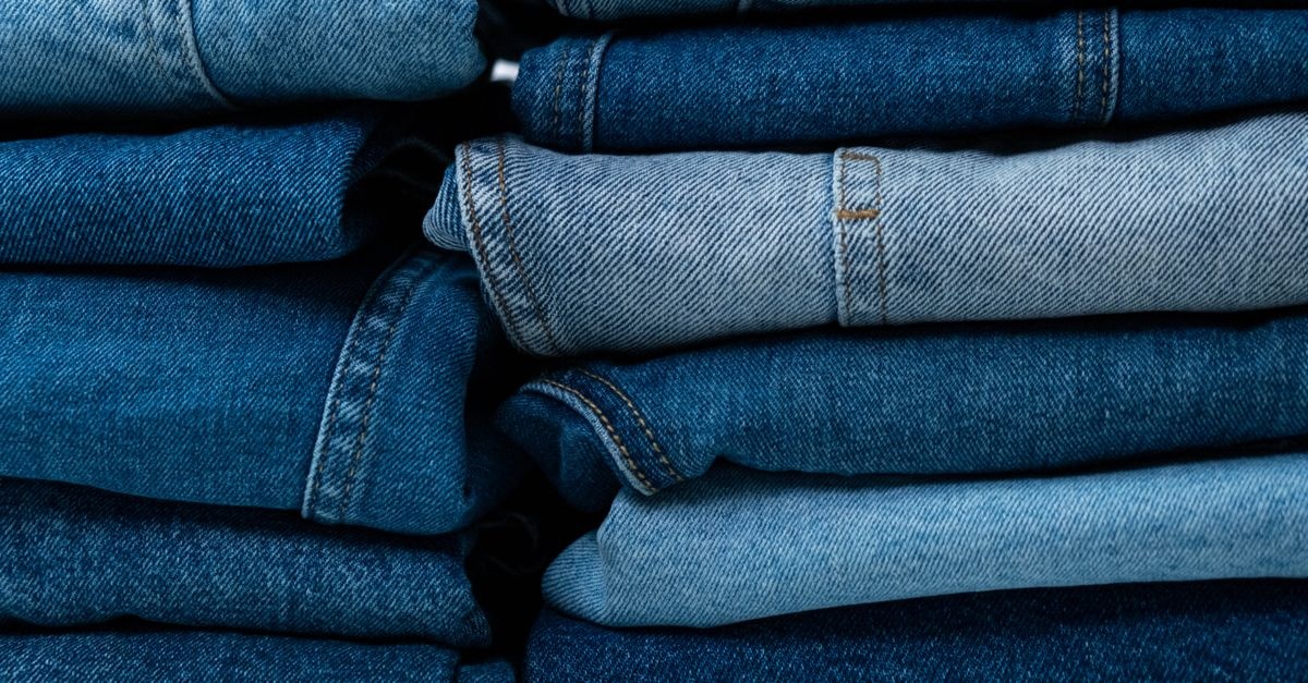 Guida pratica per trovare i jeans perfetti: vestibilità, tagli e trucchi di stile