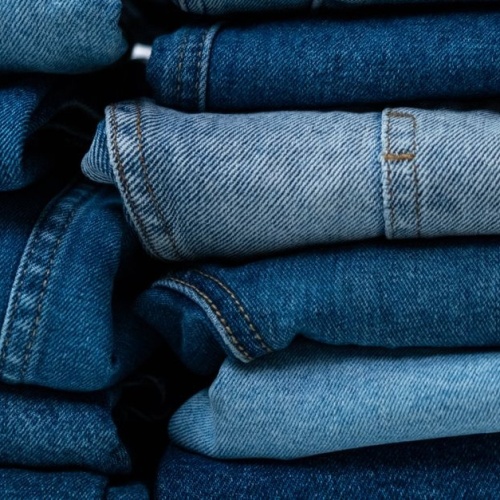 Guida pratica per trovare i jeans perfetti: vestibilità, tagli e trucchi di stile