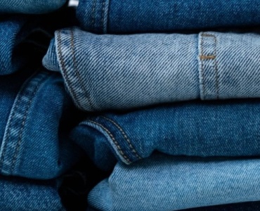 Guida pratica per trovare i jeans perfetti: vestibilità, tagli e trucchi di stile