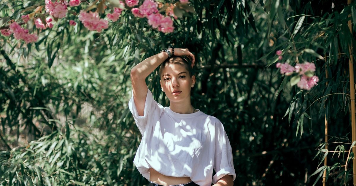 T‑shirt bianca: 10 outfit irresistibili per ogni occasione
