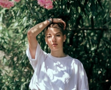 T‑shirt bianca: 10 outfit irresistibili per ogni occasione
