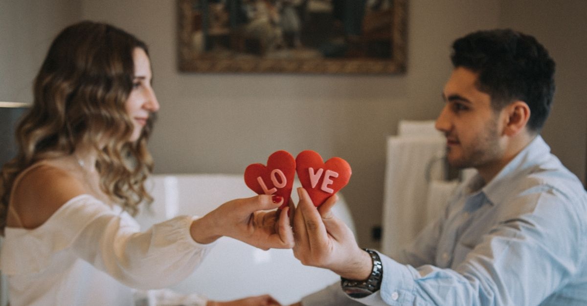 Quando l’Amore Travolge Troppo: i Segnali del Love Bombing da Riconoscere Subito
