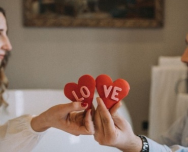 Quando l’Amore Travolge Troppo: i Segnali del Love Bombing da Riconoscere Subito