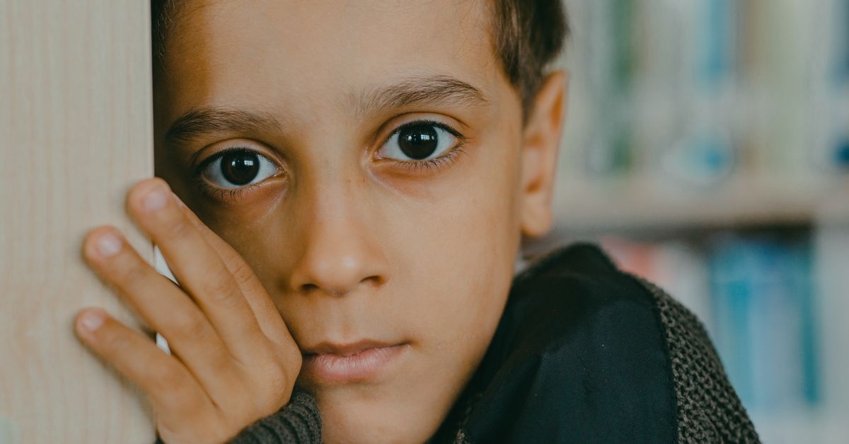 Come aiutare un bambino timido a sbocciare: strategie dolci e pratiche per ogni giorno
