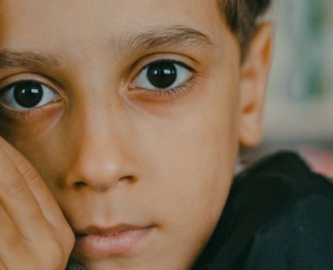Come aiutare un bambino timido a sbocciare: strategie dolci e pratiche per ogni giorno